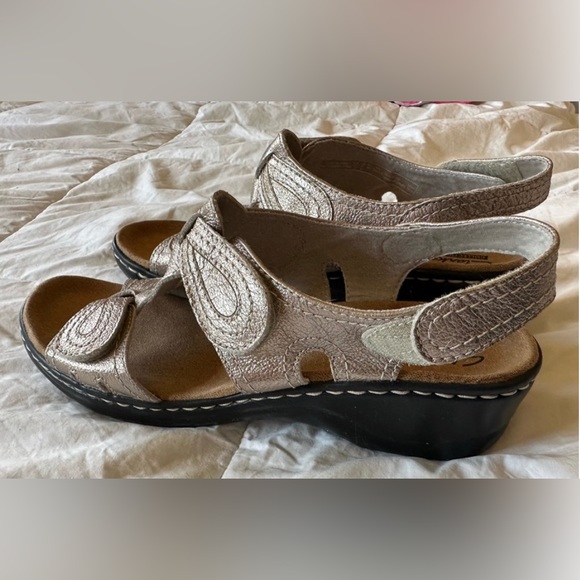 SANDALS Clarks Lexi Walnut 9M - Gold Metallic - Never worn - Picture 5 of 8